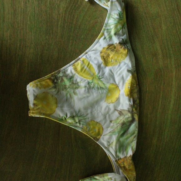 Bikini - Picture 3 of 4